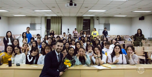 3 穆小龙与全场观众合影 3 穆小龙与全场观众合影