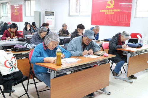 3老人们学校学习与雷锋精神相关的文章 3老人们学校学习与雷锋精神相关的文章