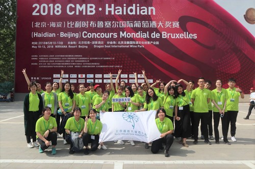 1 我校志愿者合照 1 我校志愿者合照