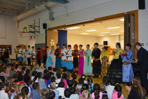 表演团成员们接受师生们感谢 - Copy 表演团成员们接受师生们感谢 - Copy