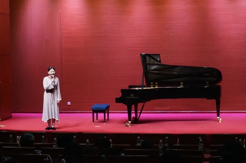 2 我校宋菲飞老师担任主持人 2 我校宋菲飞老师担任主持人