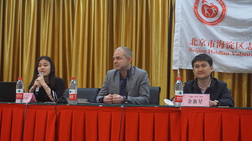 3 我校志愿者(左一)为大赛组委会执行经理进行翻译 3 我校志愿者(左一)为大赛组委会执行经理进行翻译