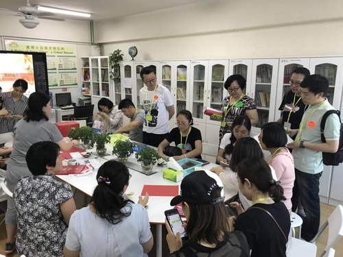 3 工作人员清点善款