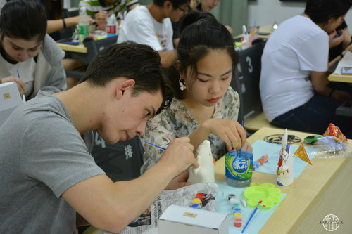 3 中外学生聚精会神给“兔儿爷”涂色 3 中外学生聚精会神给“兔儿爷”涂色