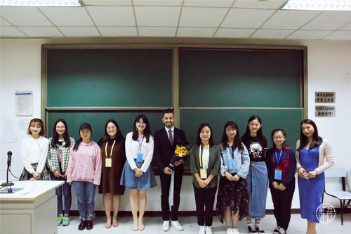 4 穆小龙与工作人员合影 4 穆小龙与工作人员合影