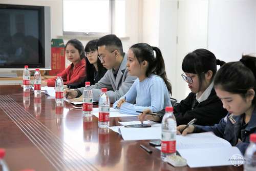 2 交流团正在进行座谈会 2 交流团正在进行座谈会