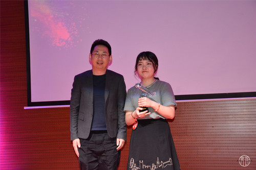 2 周扬评委为冠军颁奖 2 周扬评委为冠军颁奖