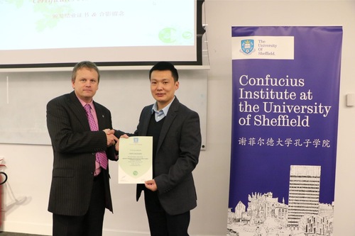 白特勒博士为学员授予结业证书 白特勒博士为学员授予结业证书