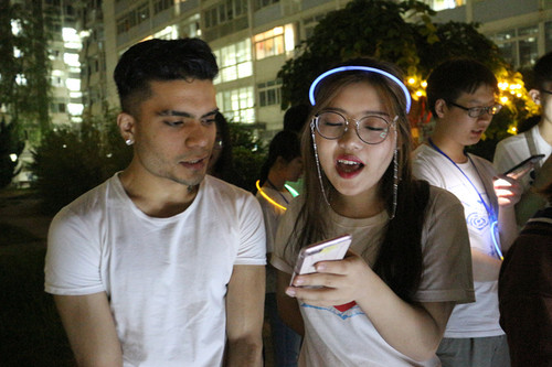 4 中外同学合唱祈福 4 中外同学合唱祈福