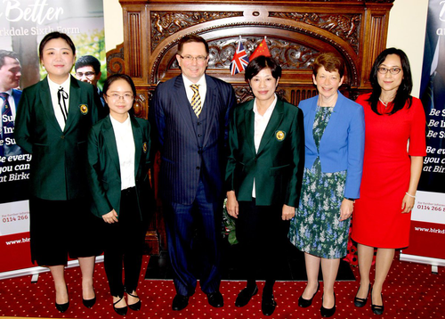 签约仪式(从右至左:赵霞、凯斯林·海姆、张玉青、尼古拉·派垂克) 签约仪式(从右至左:赵霞、凯斯林·海姆、张玉青、尼古拉·派垂克)