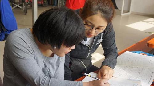 3 志愿者与孩子一起学习 3 志愿者与孩子一起学习