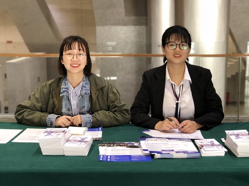 2 会场签到处志愿者 2 会场签到处志愿者