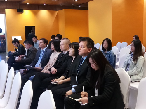 1 志愿者在论坛陪同翻译 1 志愿者在论坛陪同翻译