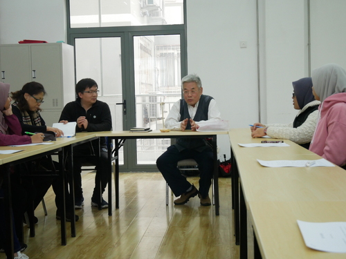 董老师向大家讲解理论课程 董老师向大家讲解理论课程