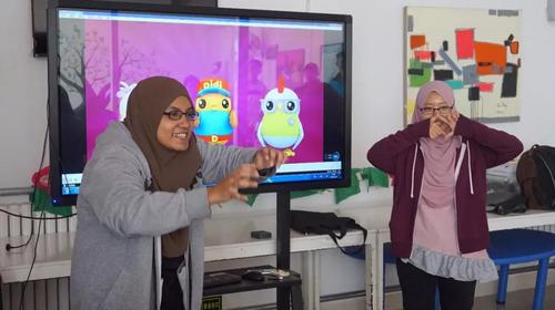 2 国际志愿者在和孩子互动 2 国际志愿者在和孩子互动