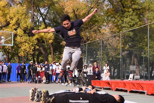 4轮滑社表演 4轮滑社表演