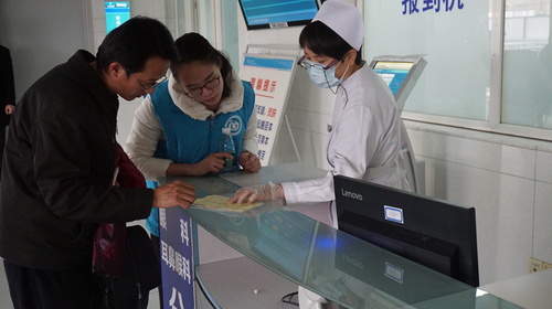 2志愿者在工作人员指导下开展服务 2志愿者在工作人员指导下开展服务