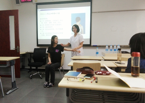 1 主讲人李莉进行示范教学 1 主讲人李莉进行示范教学