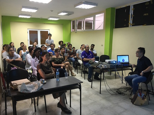 学生们聚精会神地观看视频 学生们聚精会神地观看视频