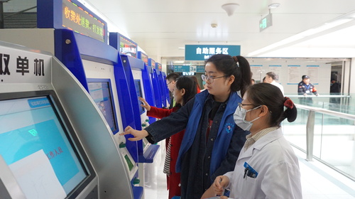 3志愿者接受工作人员指导培训 3志愿者接受工作人员指导培训