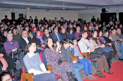 座无虚席 座无虚席