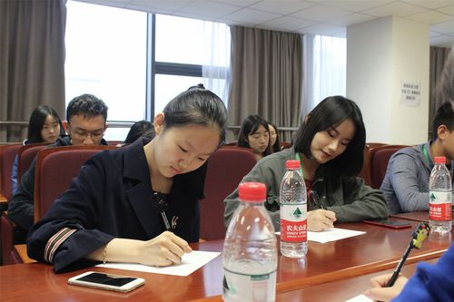 01北语社理代表认真记录交流内容 01北语社理代表认真记录交流内容