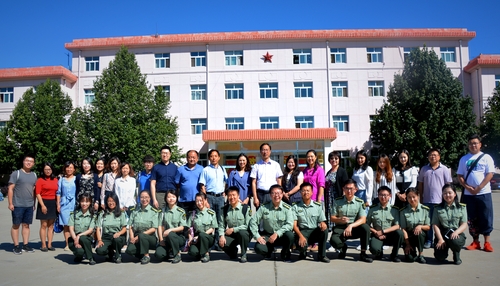 1. 黄益方副校长一行与军训团带队教师合影 1. 黄益方副校长一行与军训团带队教师合影