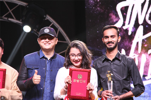 5 评委阿来为冠军KABIRAS颁奖 5 评委阿来为冠军KABIRAS颁奖