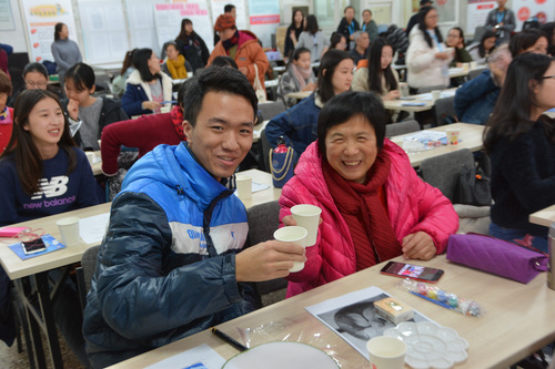 2 同学与老师们亲切交流 2 同学与老师们亲切交流