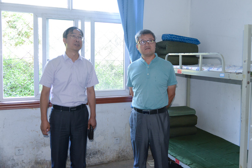 5. 黄益方副校长了解学生宿舍情况 5. 黄益方副校长了解学生宿舍情况