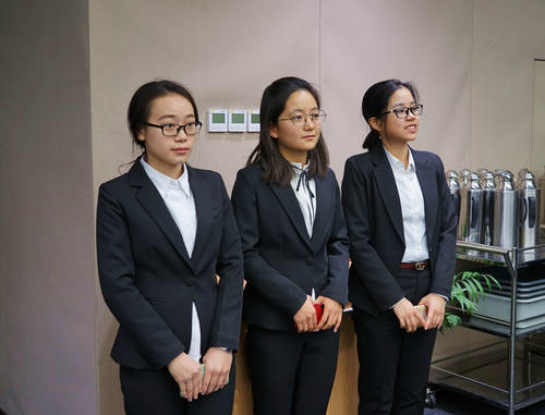 1 志愿者进行引导服务工作 1 志愿者进行引导服务工作