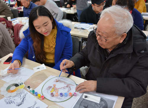 3 同学与老师一起画团扇 3 同学与老师一起画团扇