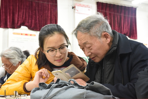 3 志愿者教老人使用手机 3 志愿者教老人使用手机