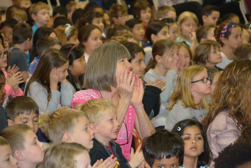 师生们为表演热烈鼓掌 - Copy 师生们为表演热烈鼓掌 - Copy