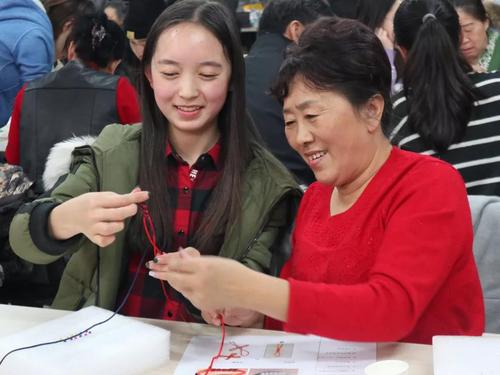 3老人与志愿者认真编织绳结 3老人与志愿者认真编织绳结