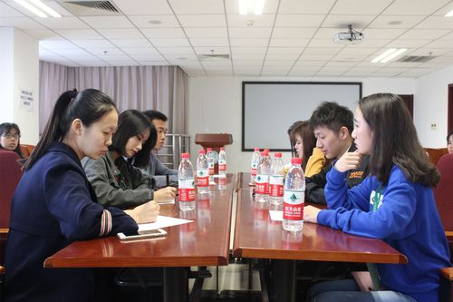 02两校代表积极讨论 02两校代表积极讨论