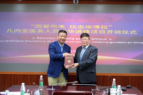 我校教育基金会曲德林理事长向成美慈善基金会颁发捐赠荣誉证书 我校教育基金会曲德林理事长向成美慈善基金会颁发捐赠荣誉证书