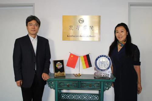 北京语言大学副校长张宝钧教授(左)与波恩孔子学院中方院长李京晔教授(右)在波恩孔子学院合影