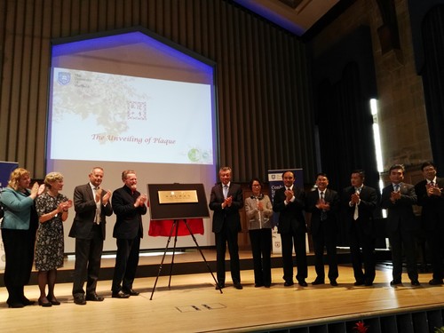 4. 刘晓明大使与伯内特校长为示范孔子学院揭牌 4. 刘晓明大使与伯内特校长为示范孔子学院揭牌