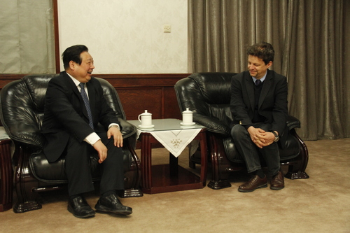 李书记与欧杰教授亲切交流 李书记与欧杰教授亲切交流