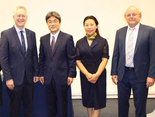 波恩大学校长米夏埃尔•霍克教授、北京语言大学副校长张宝钧教授、波恩孔子学院中方院长李京晔教授、波恩孔子学院德方理事长廉亚明教授合影_Fotor