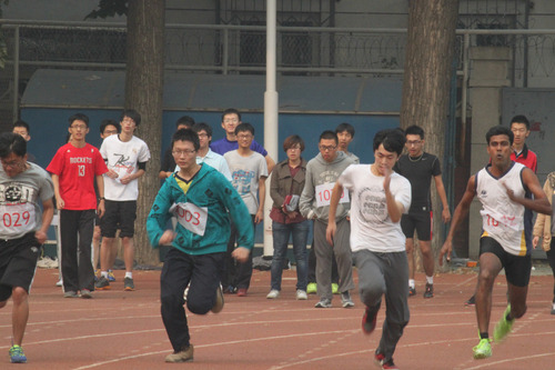 选手奋力向前冲 选手奋力向前冲