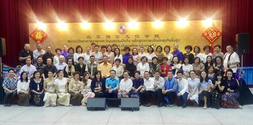 洪百川校董事会主席、曼谷泰方院长李志雄、中方院长卓争鸣与学员合影 洪百川校董事会主席、曼谷泰方院长李志雄、中方院长卓争鸣与学员合影