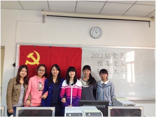 党支部书记与转正党员合照 党支部书记与转正党员合照