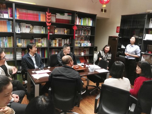 2. 代表团与米兰圣心孔院老师和志愿者座谈 2. 代表团与米兰圣心孔院老师和志愿者座谈