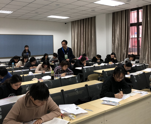 黄益方副校长巡视考场 黄益方副校长巡视考场
