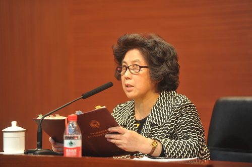 石定果委员作报告 石定果委员作报告