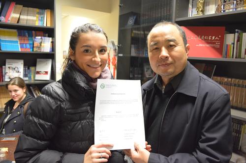 郁院长为学生颁发结业证书 郁院长为学生颁发结业证书