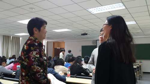 刘伟副书记与授课教师交流教学情况 刘伟副书记与授课教师交流教学情况