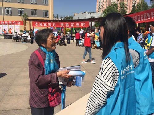 1 志愿者解答居民询问 1 志愿者解答居民询问